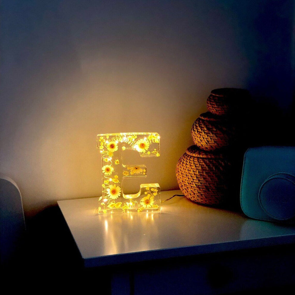 Handgjorda LED-hartsbokstäver med blommor