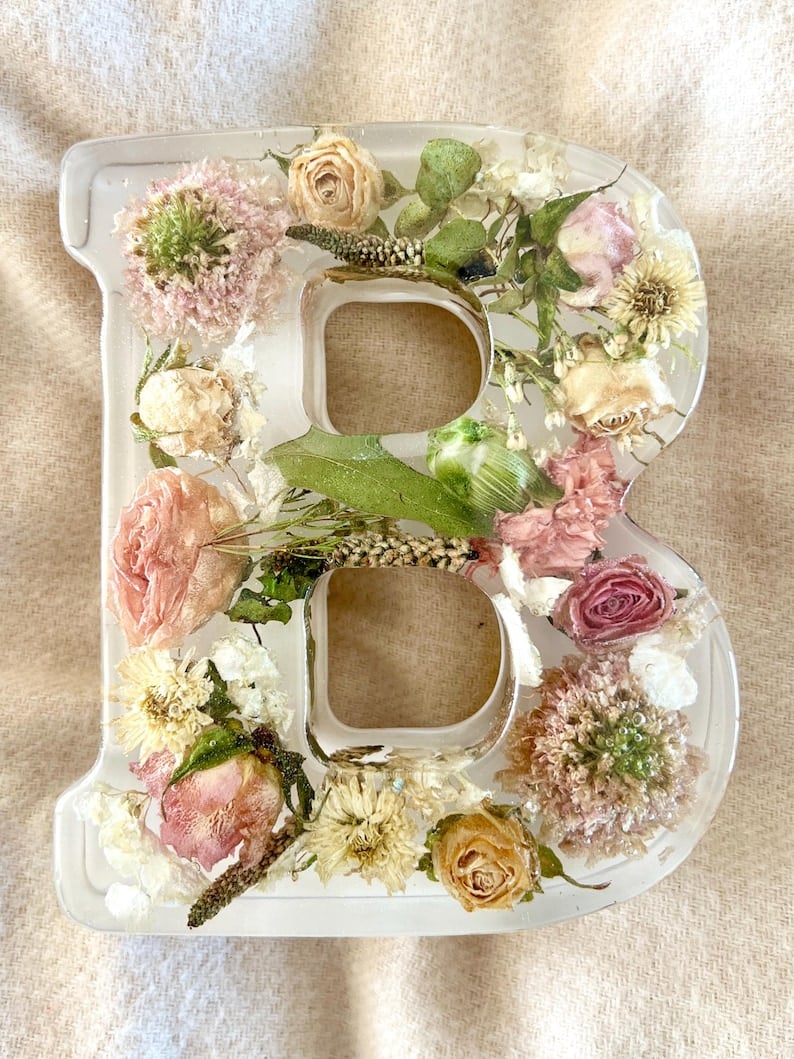 Handgjorda LED-hartsbokstäver med blommor