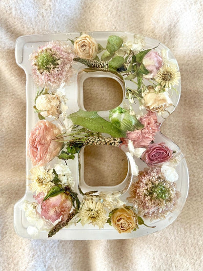 Handgjorda LED-hartsbokstäver med blommor