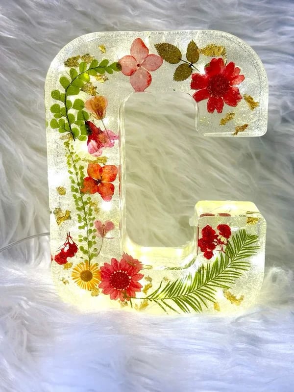 Handgjorda LED-hartsbokstäver med blommor
