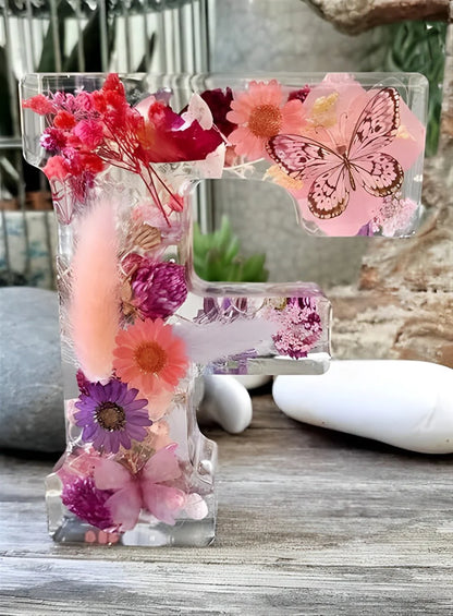 Handgjorda LED-hartsbokstäver med blommor