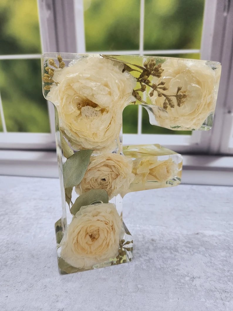 Handgjorda LED-hartsbokstäver med blommor
