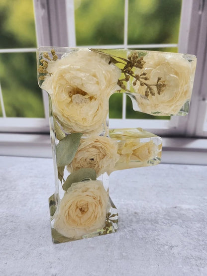 Handgjorda LED-hartsbokstäver med blommor