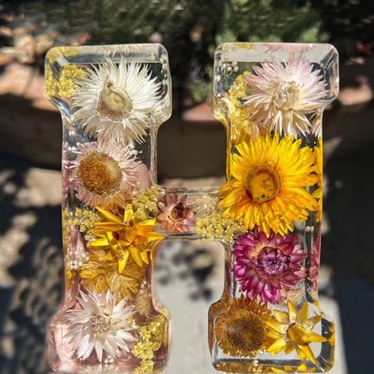 Handgjorda LED-hartsbokstäver med blommor