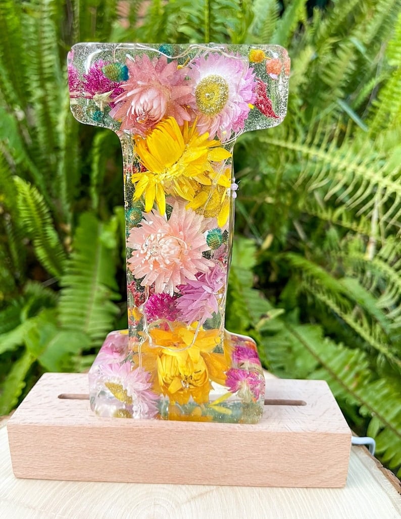 Handgjorda LED-hartsbokstäver med blommor