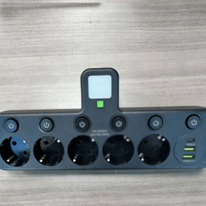 Platsbesparande grenuttag med lampa och USB-portar