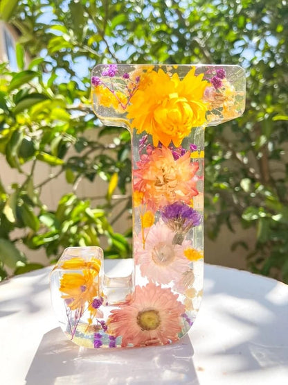 Handgjorda LED-hartsbokstäver med blommor