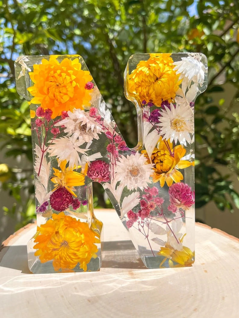 Handgjorda LED-hartsbokstäver med blommor
