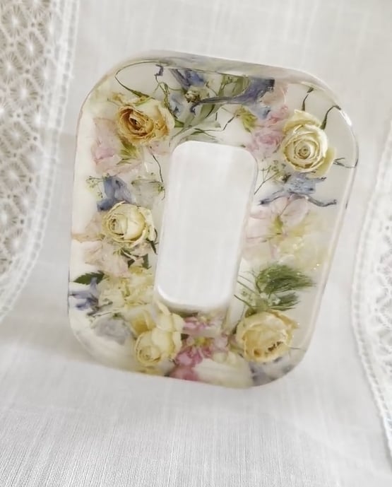 Handgjorda LED-hartsbokstäver med blommor