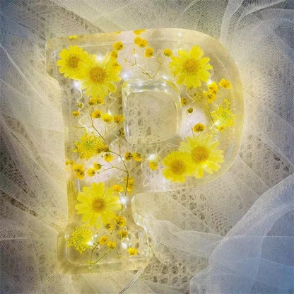 Handgjorda LED-hartsbokstäver med blommor