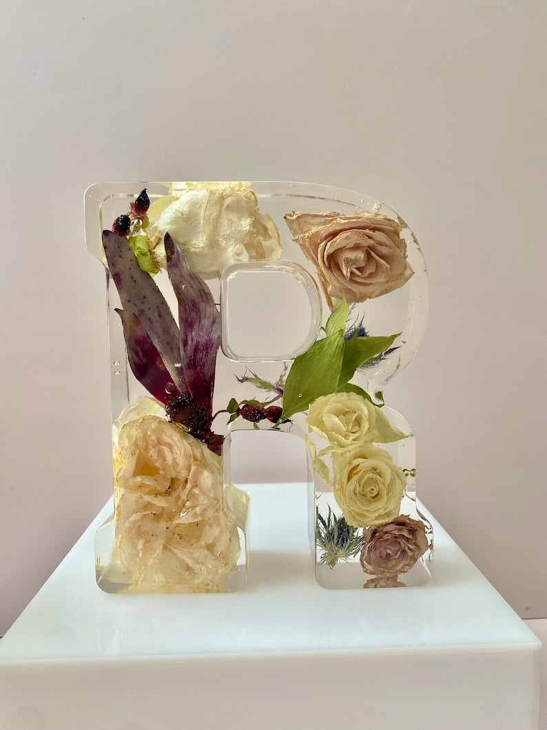 Handgjorda LED-hartsbokstäver med blommor
