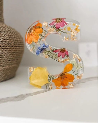 Handgjorda LED-hartsbokstäver med blommor