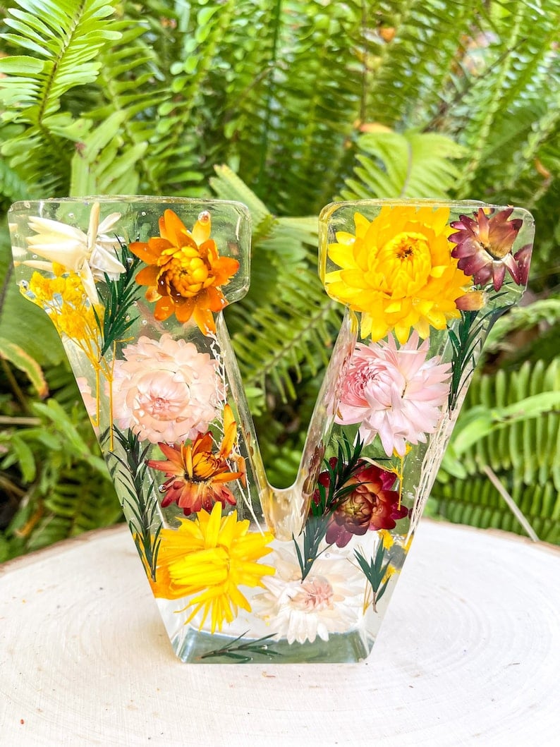 Handgjorda LED-hartsbokstäver med blommor