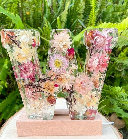 Handgjorda LED-hartsbokstäver med blommor