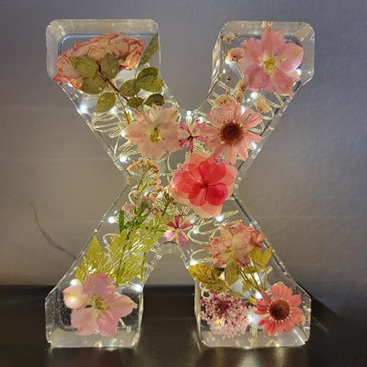 Handgjorda LED-hartsbokstäver med blommor