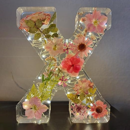Handgjorda LED-hartsbokstäver med blommor