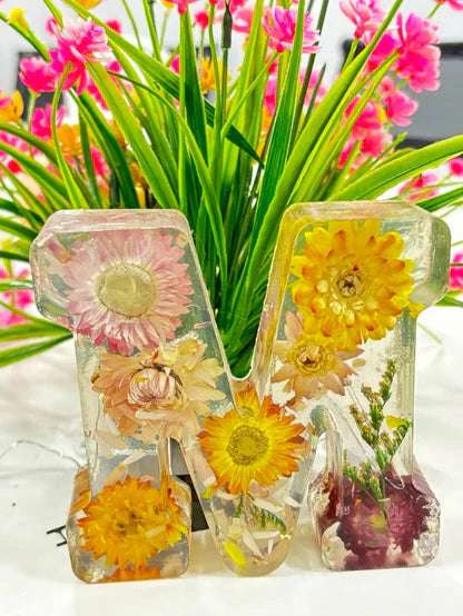 Handgjorda LED-hartsbokstäver med blommor