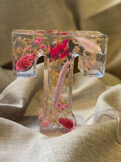 Handgjorda LED-hartsbokstäver med blommor