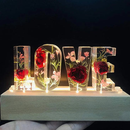 Handgjorda LED-hartsbokstäver med blommor