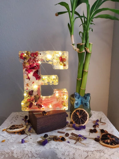 Handgjorda LED-hartsbokstäver med blommor