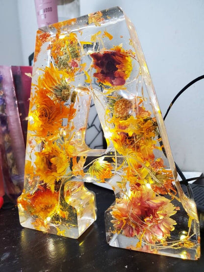 Handgjorda LED-hartsbokstäver med blommor