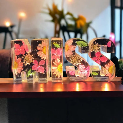 Handgjorda LED-hartsbokstäver med blommor